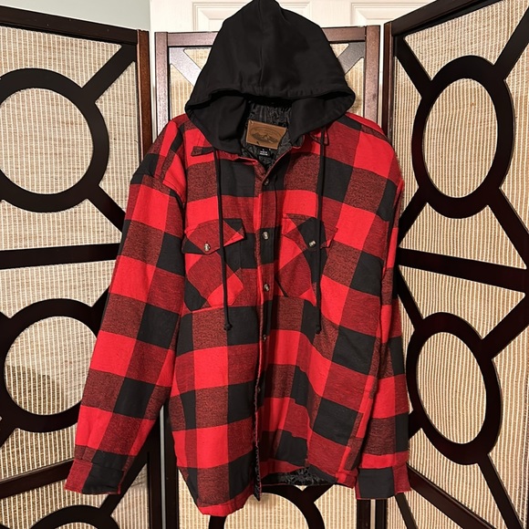 Woodland Creek Men's Quilted Flannel Jacket With Hood in Red/Black Plaid size L - Picture 2 of 11